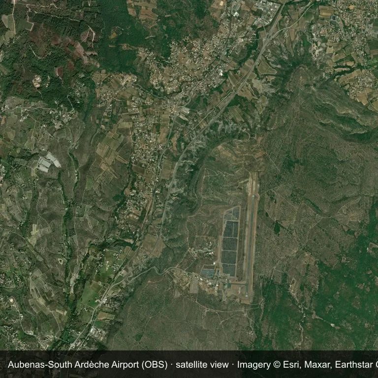 Satellitenansicht: Der Aubenas-South Ardèche Airport (OBS) liegt zwischen dichter grüner Vegetation und kleinen Feldern.