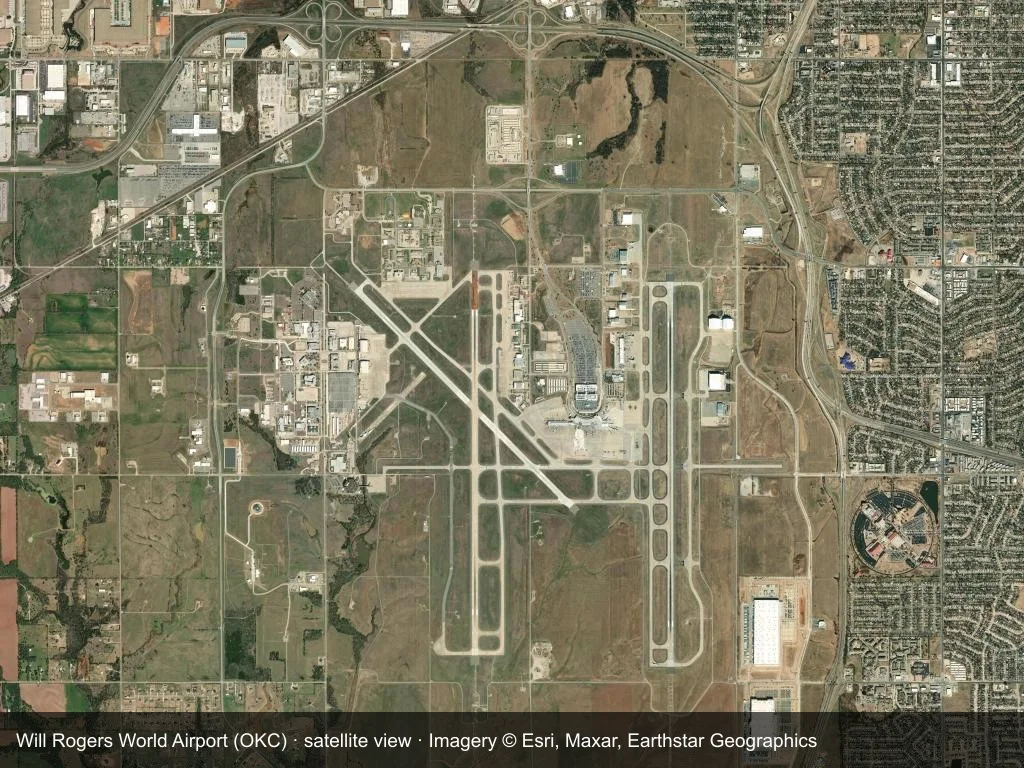 Auf dem Satellitenbild liegen die Terminals und Startbahnen des Flughafens Oklahoma City (OKC) innerhalb des Stadt- und Straßennetzes.