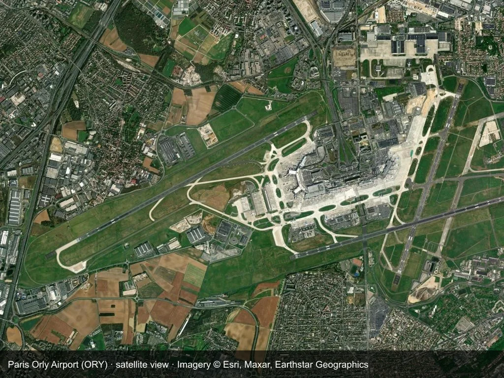 Satellitenansicht: Der Flughafen Paris Orly (ORY) ist von Stadt, Küste oder Gelände gerahmt, und die Startbahn durchquert das Bild.