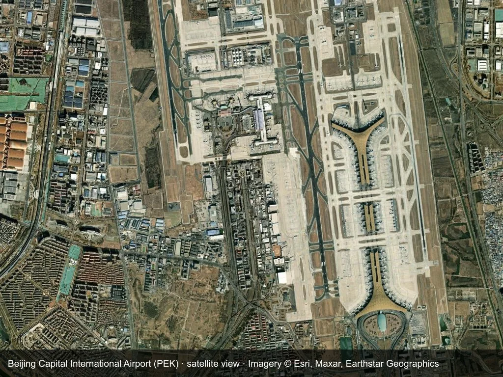 Satellitenansicht: die Terminals, Startbahnen und die umgebende Stadt am Flughafen Peking Capital (PEK).