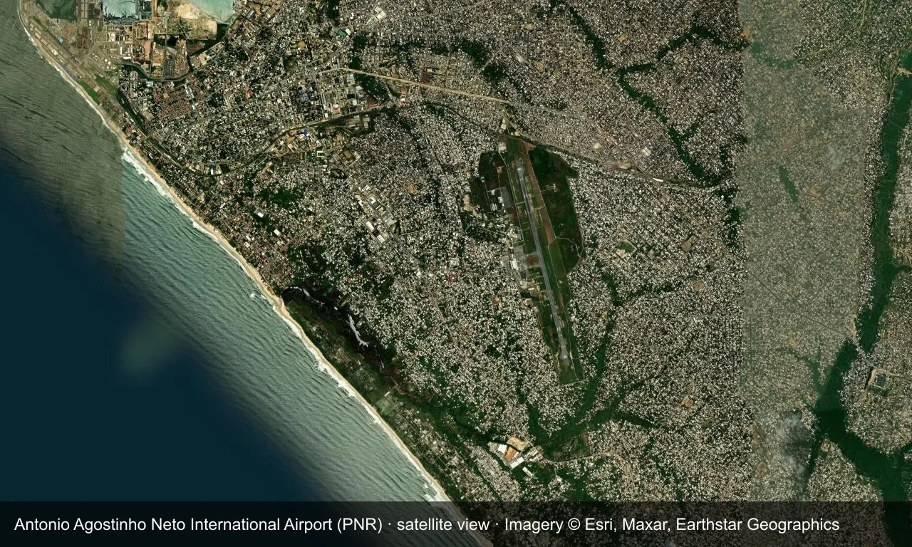 Satellitenansicht: Die Startbahn von Pointe-Noire liegt neben der Atlantikküste, mit Terminal und Vorfeld östlich davon sowie Stadt und Wald ringsum.
