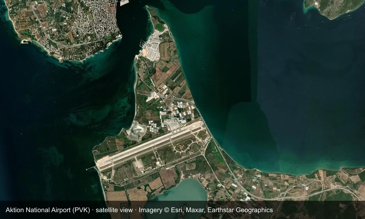 Satellitenansicht: Die Startbahn von Preveza liegt zwischen Lagunen und dem Meer an der Westküste Griechenlands, mit Terminal und Vorfeld daneben.