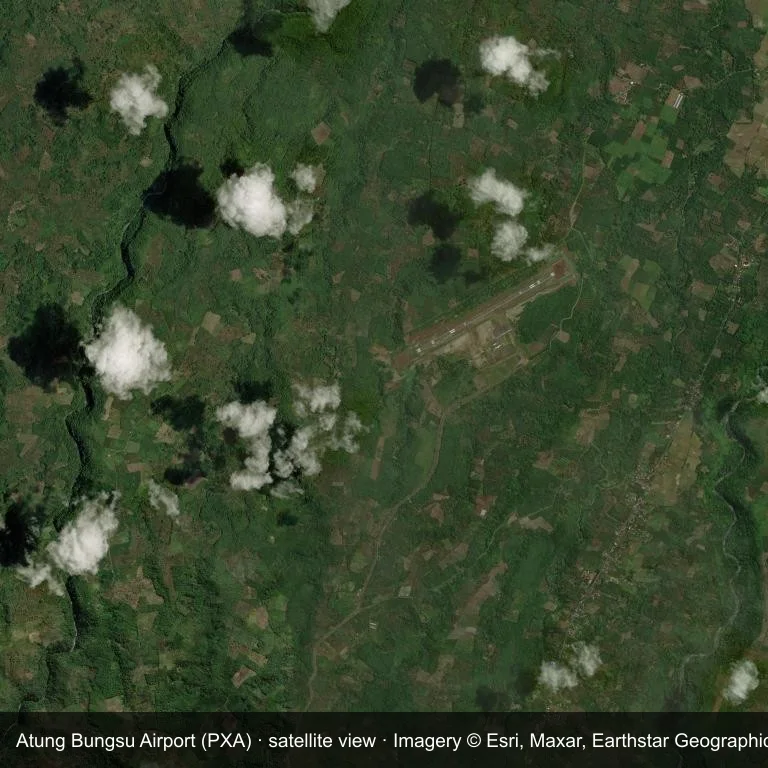 Satellitenbild: Der Atung Bungsu Airport (PXA) liegt zwischen dichter grüner Vegetation und kleinen Feldern.
