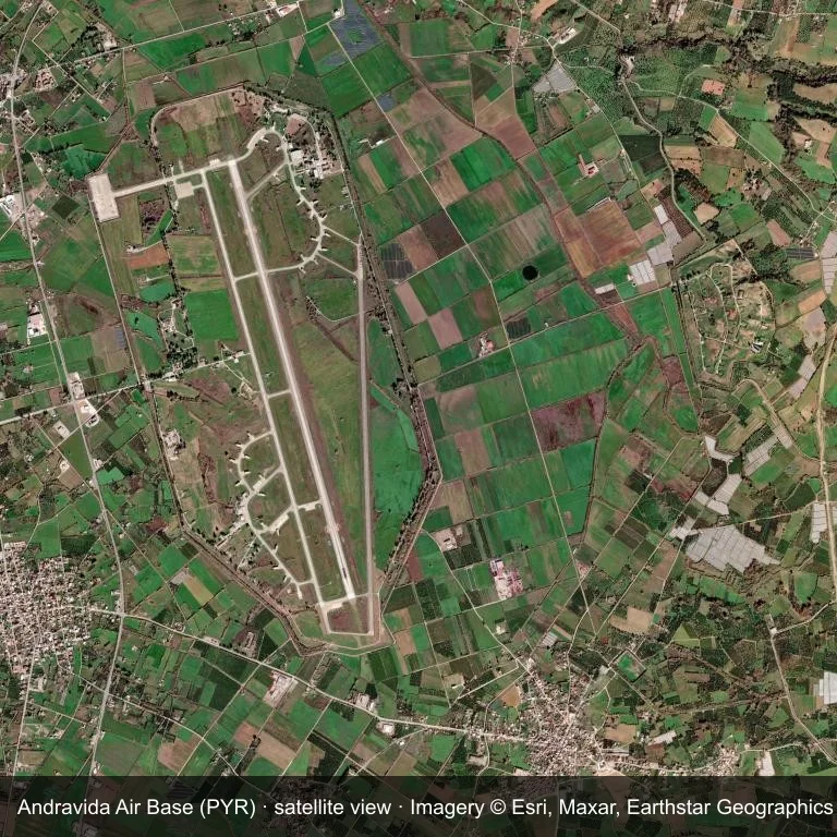 Satellitenansicht: Andravida Air Base (PYR) belegt einen Flecken grüner Vegetation und Ackerland.