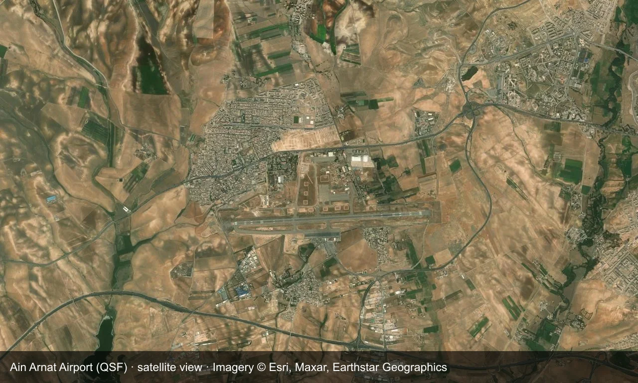 Satellitenansicht: Setifs Startbahn liegt auf dem Atlasplateau, Terminal und Vorfeld daneben, trockenes Land und Stadt ringsum.