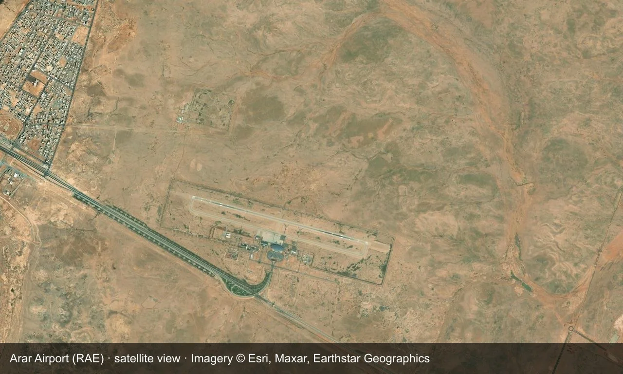 Satellitenansicht: eine Startbahn durchschneidet die trockene Ebene vor Arar, Vorfeld und Terminal daneben.