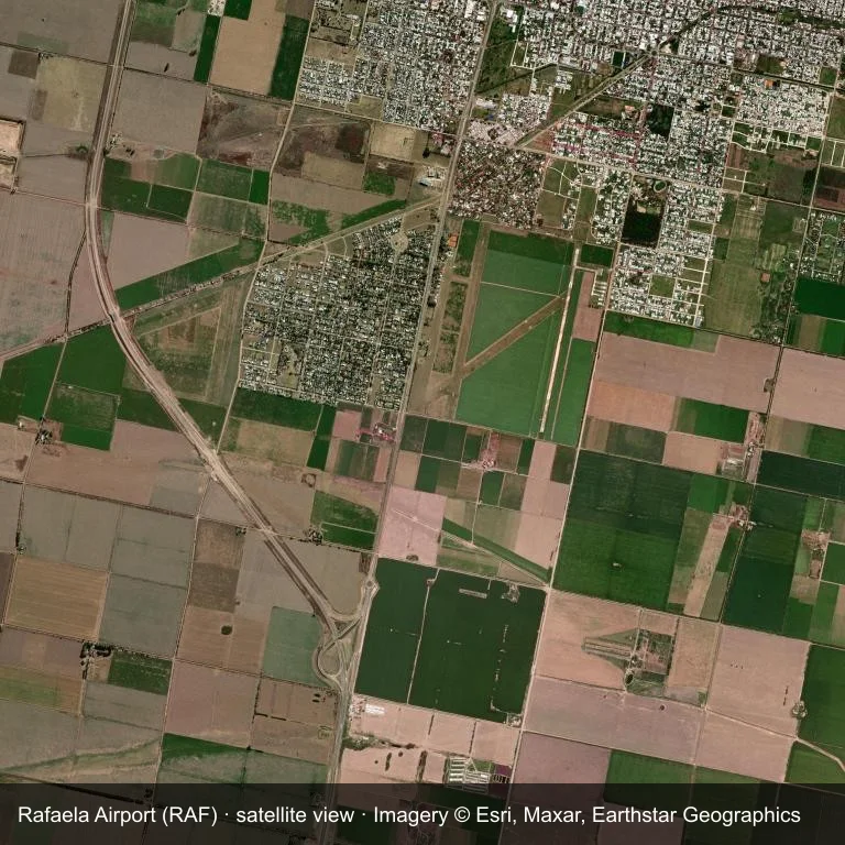 Satellitenbild: Rafaela Airport (RAF) liegt zwischen trockenem Boden, Vegetation und Feldern.