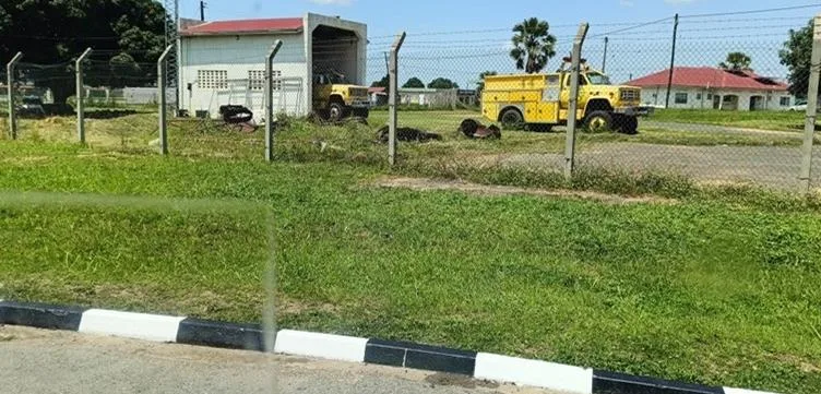 Das Feuerwehrfahrzeug des Arua-Flugplatzes an seiner Garage innerhalb des Zauns (Foto aus dem ESIA-Bericht der Uganda CAA vom Juli 2025 zum Ausbau des Arua-Flugplatzes).