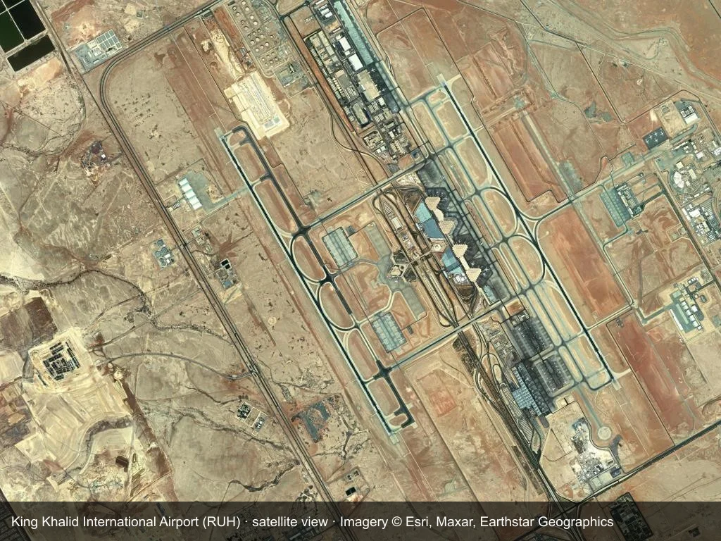 Auf dem Satellitenbild sind die Terminals, das Vorfeld und die Startbahnen des Flughafens Riad (RUH) deutlich zu erkennen.