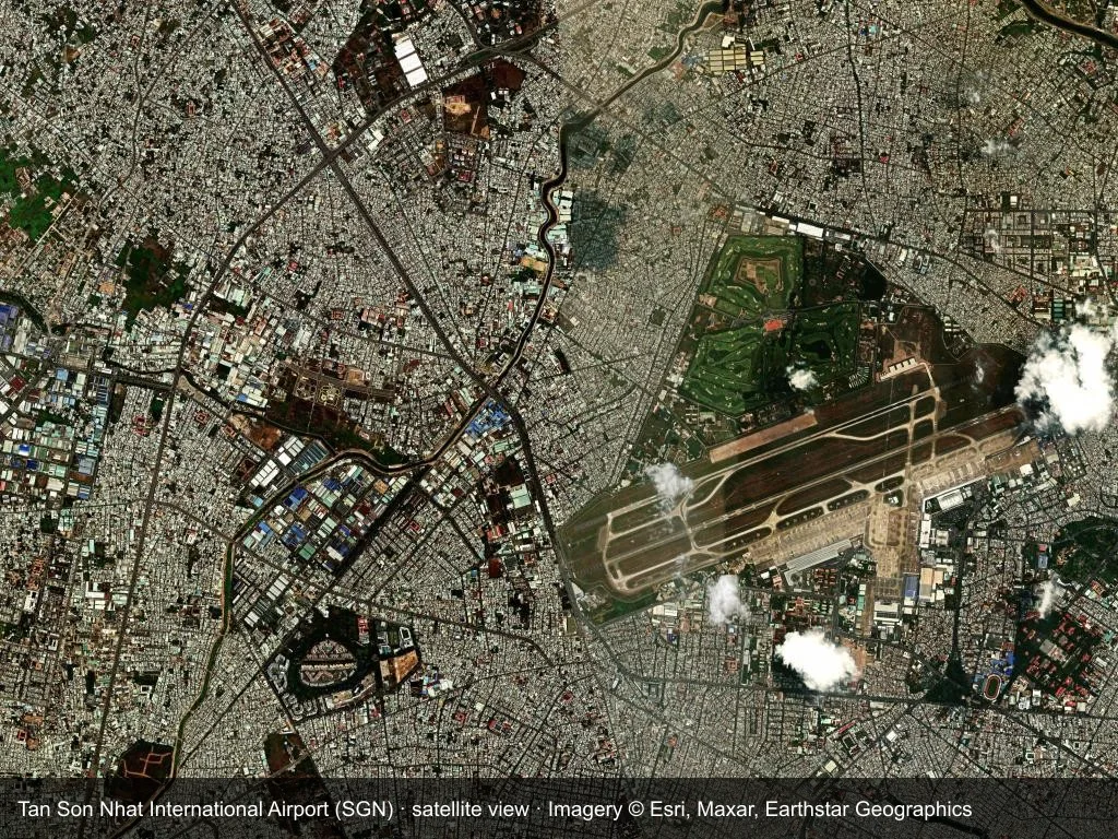 Satellitenansicht: die Terminals, Startbahnen und die umgebende Stadt am Flughafen Ho-Chi-Minh-Stadt Tan Son Nhat (SGN).