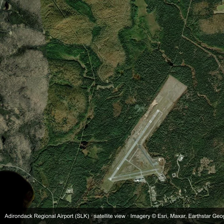 Satellitenansicht: der Adirondack Regional Airport (SLK) ist von grüner Vegetation und Ackerland umgeben.