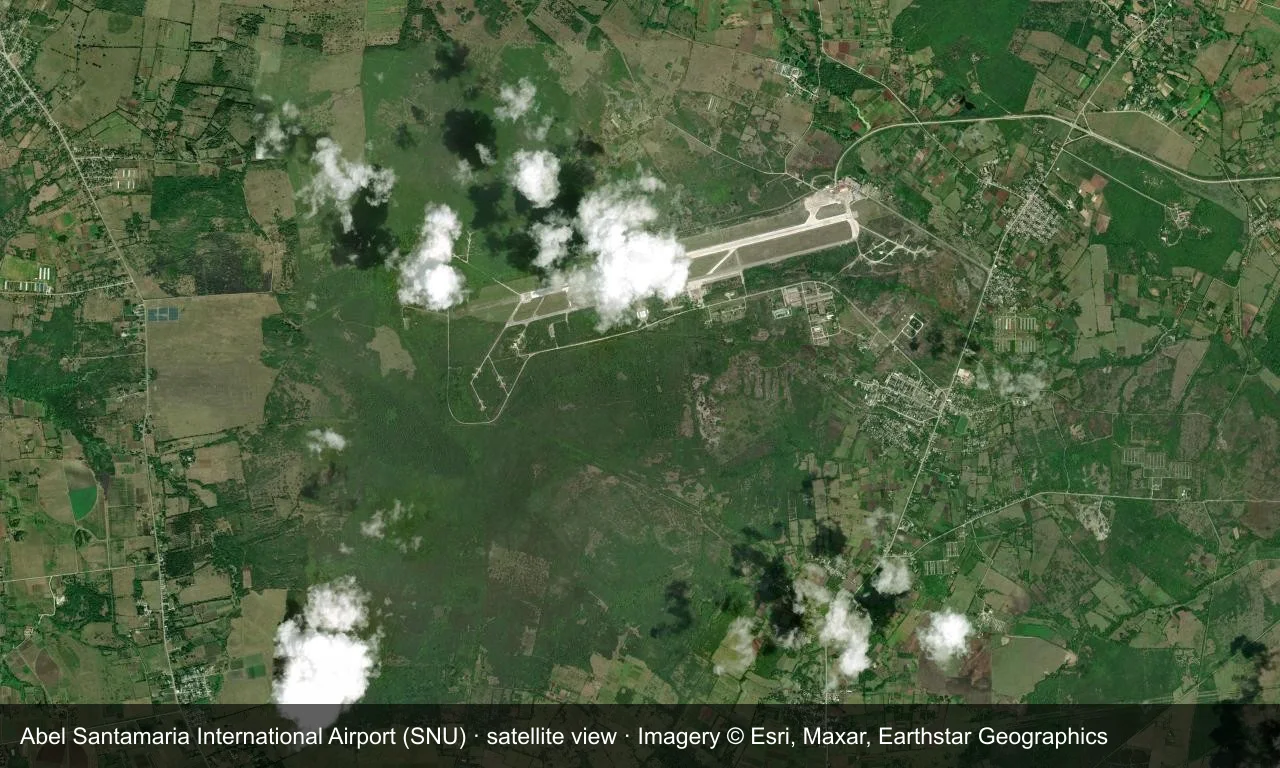 Satellitenansicht: Santa Claras Startbahn liegt zwischen Stadt und Ackerland im Zentrum Kubas, Terminal und Vorfeld daneben.