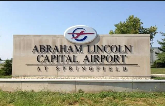 Das Eingangsmonument des Abraham Lincoln Capital Airport – der vollständige Name und „AT SPRINGFIELD“ in den Stein gemeißelt.