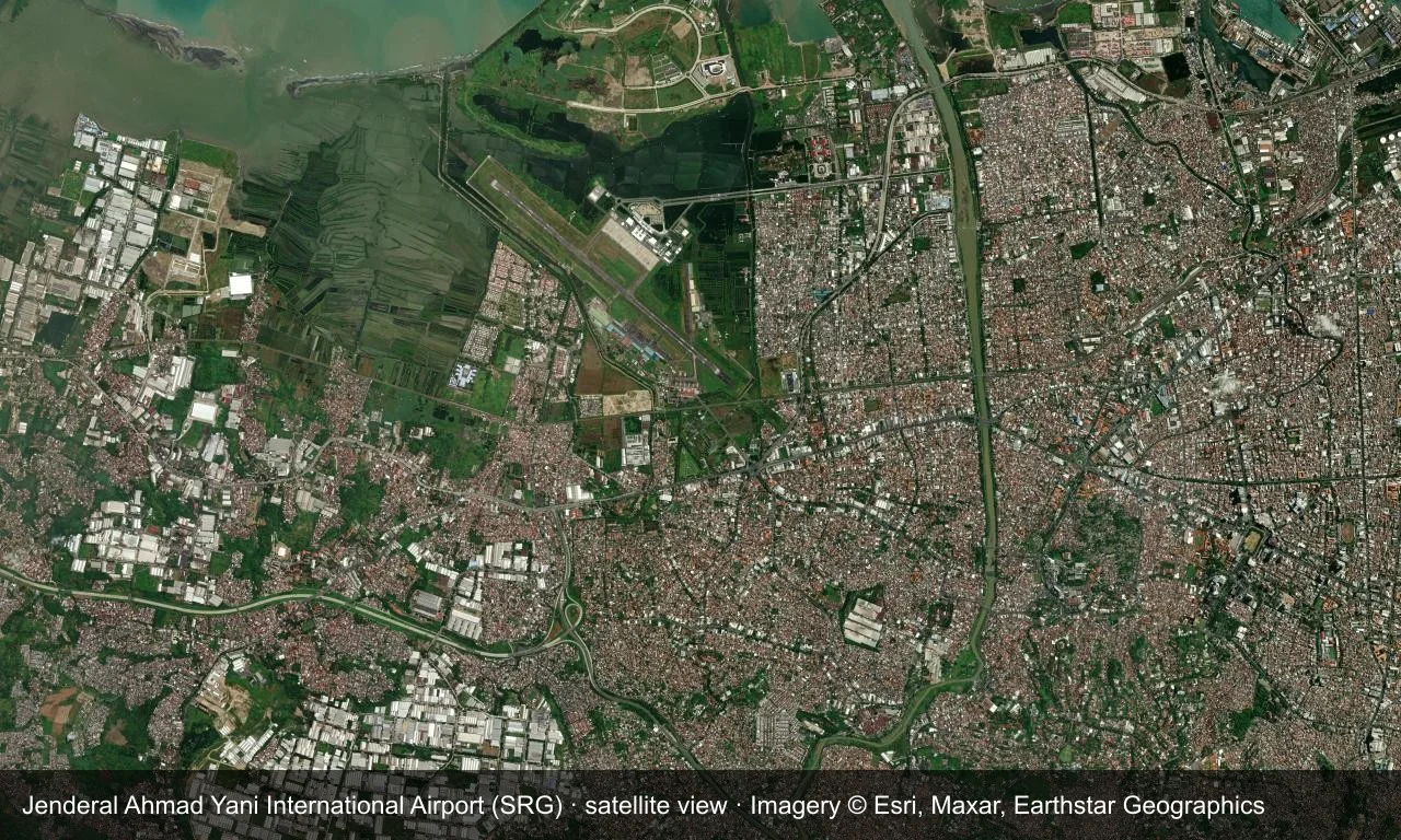 Satellitenansicht: Semarangs Startbahn liegt nahe an Javas Nordküste, Terminal und Vorfeld südlich des Flugfelds, ringsum Stadt und Ackerland.