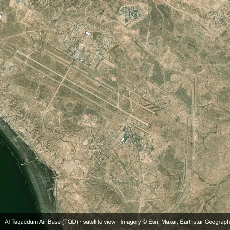 Satellitenbild: Al Taqaddum Air Base (TQD) liegt in einem Mosaik aus Vegetation und offenem Gelände.