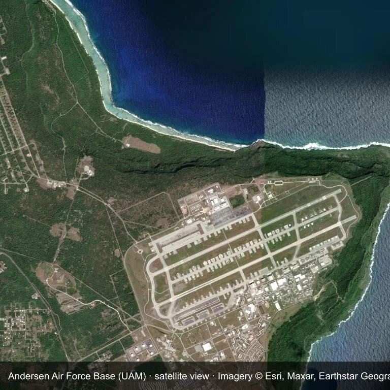Satellitenansicht: Andersen Air Force Base (UAM) belegt ein Stück zwischen Wasser, grüner Vegetation und Ackerland.