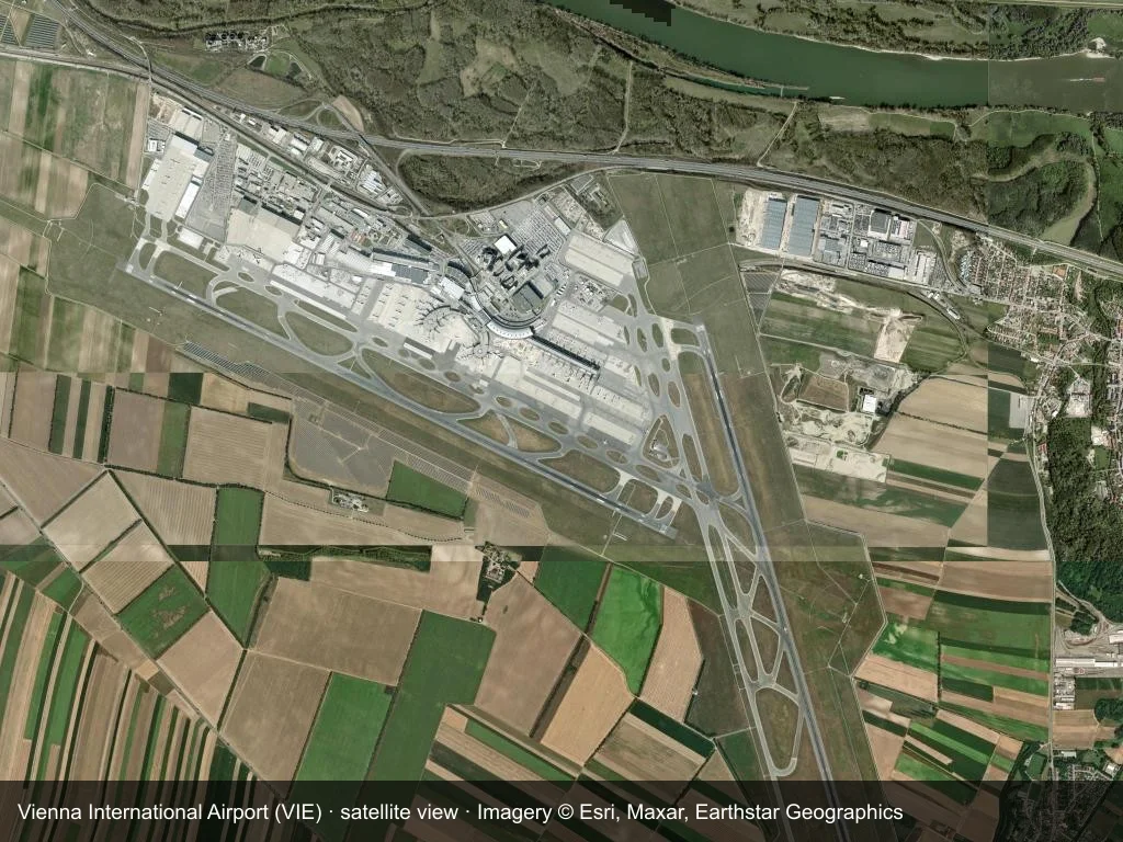 Satellitenansicht: die Terminals, Startbahnen und die umgebende Stadt am Flughafen Wien (VIE).