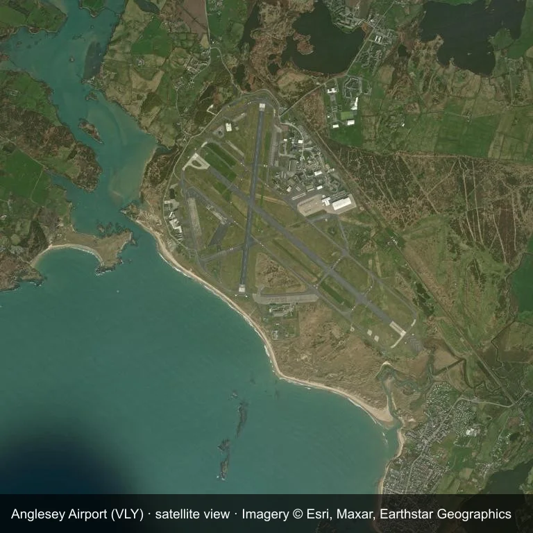 Satellitenansicht: Anglesey Airport (VLY) belegt ein Stück zwischen grüner Vegetation und Ackerland.