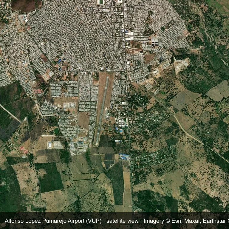 Im Satellitenbild geht Alfonso López Pumarejo Airport (VUP) in die umgebende Stadt, das Ackerland und die Vegetation über.