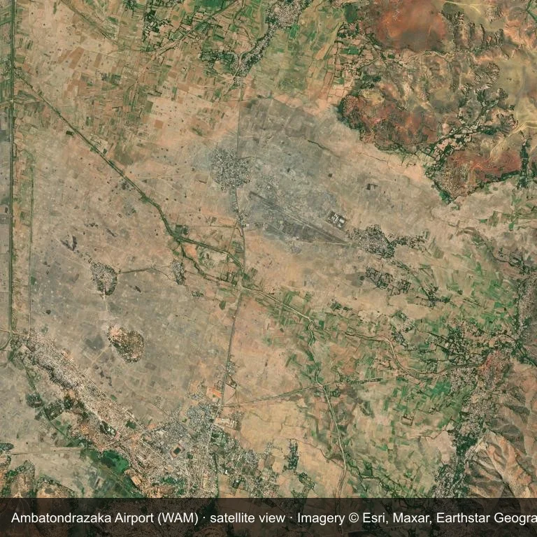 Satellitenansicht des Ambatondrazaka Airport (WAM), mit dem Flugfeld in einem Mosaik aus Vegetation und offenem Gelände.