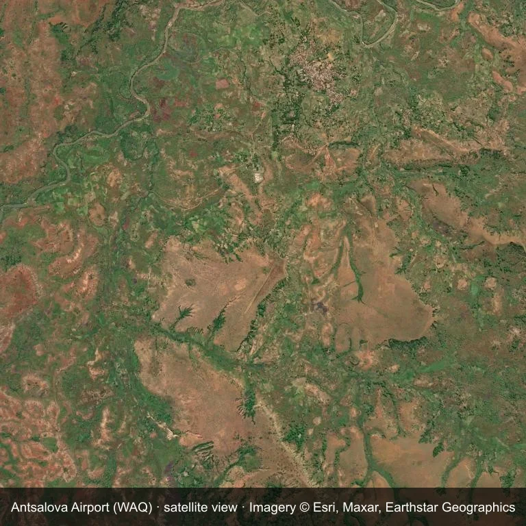 Satellitenbild: Der Antsalova Airport (WAQ) liegt zwischen trockenem Boden, aufgelockert durch Vegetation und Felder.