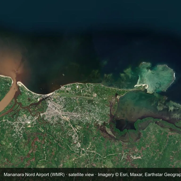 Aus dem Orbit erscheint der Mananara Nord Airport (WMR) als Flugfeld inmitten von Wasser, grüner Vegetation und Ackerland.