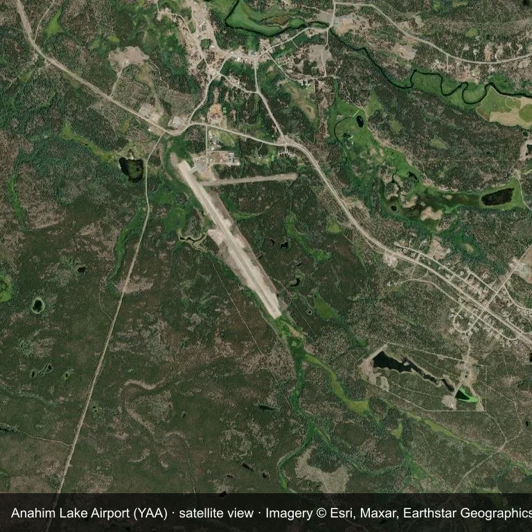 Auf dem Satellitenbild geht der Anahim Lake Airport (YAA) in die umgebende grüne Vegetation und das Ackerland über.
