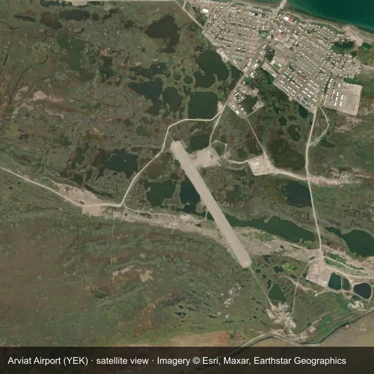 Satellitenbild: Der Arviat Airport (YEK) liegt in einem Flickwerk aus Vegetation und offenem Gelände.