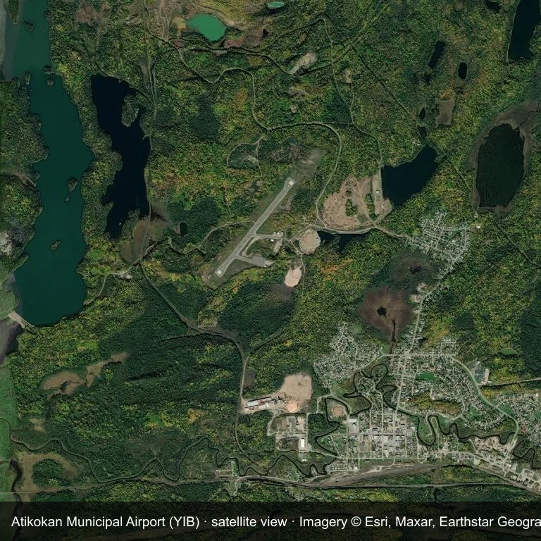 Satellitenbild: Der Atikokan Municipal Airport (YIB) liegt zwischen dichter grüner Vegetation und kleinen Feldern.