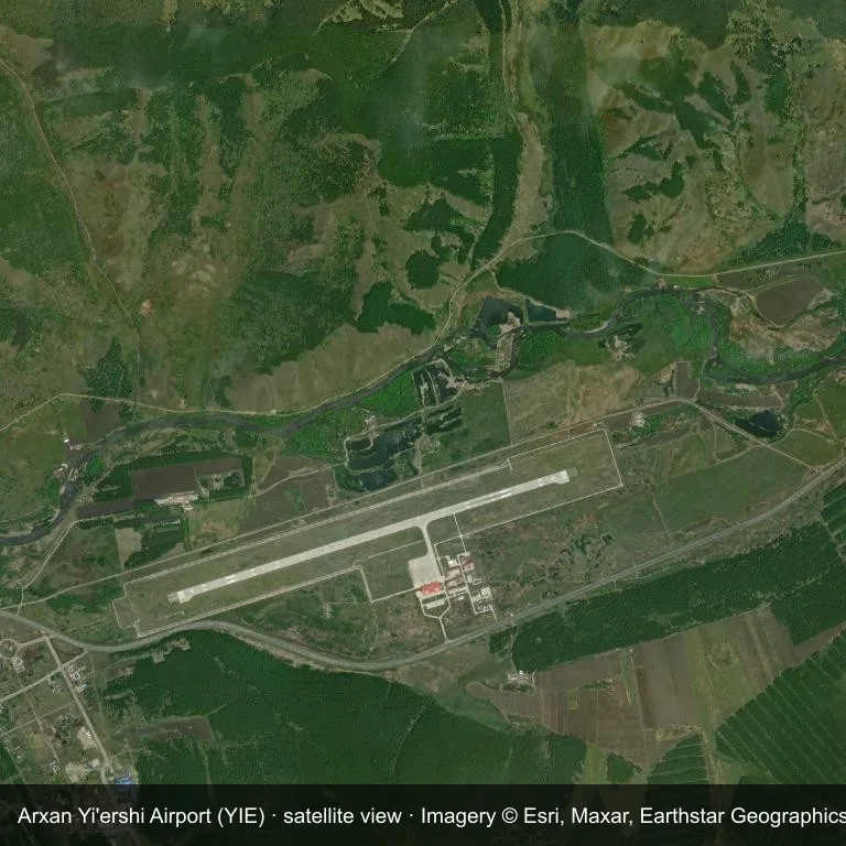 Auf dem Satellitenbild geht der Arxan Yi'ershi Airport (YIE) in die umgebende grüne Vegetation und das Ackerland über.