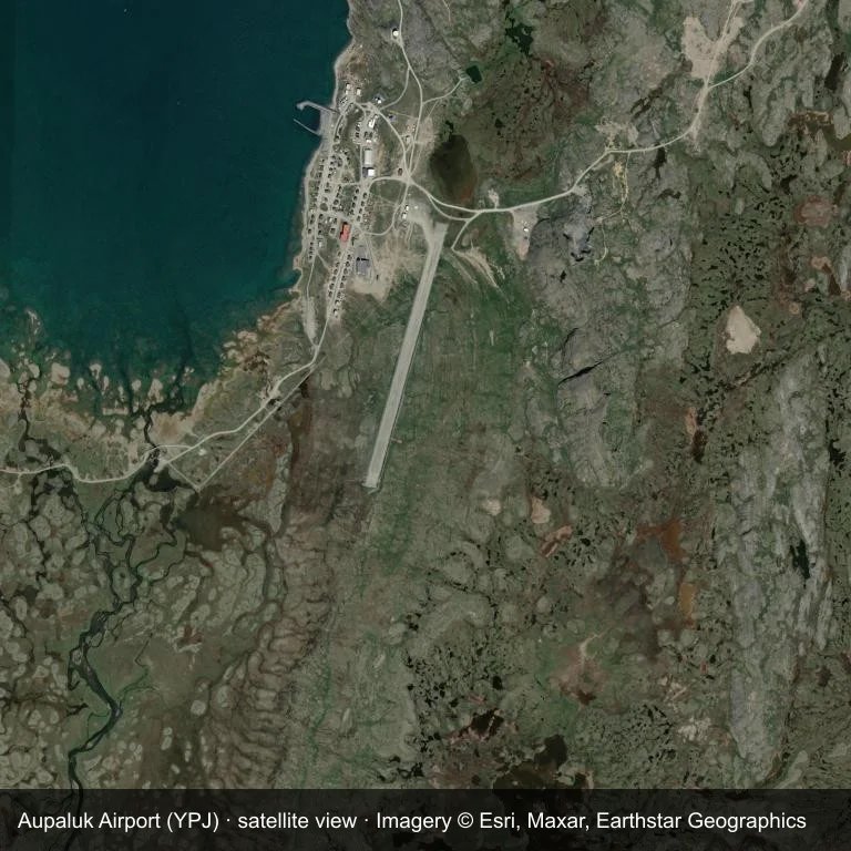 Satellitenbild: Der Aupaluk Airport (YPJ) belegt einen Teil des Flickwerks aus Vegetation und offenem Gelände.