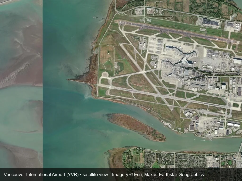 Auf dem Satellitenbild liegen die Terminals und Startbahnen des Flughafens Vancouver (YVR) mitten im Stadt- und Straßennetz.