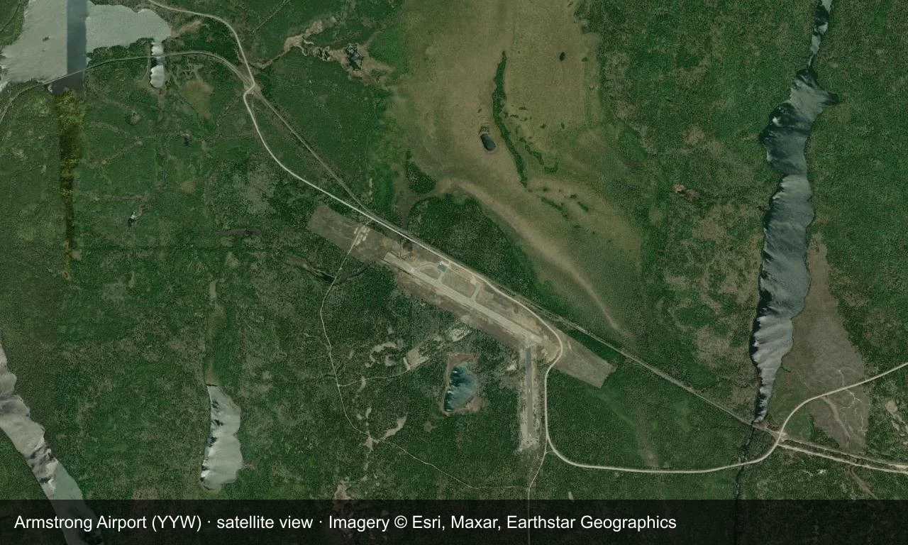 Satellitenbild: eine Startbahn schneidet durch den Wald im Norden Ontarios, mit Vorfeld und kleinem Terminal in ihrer Mitte.