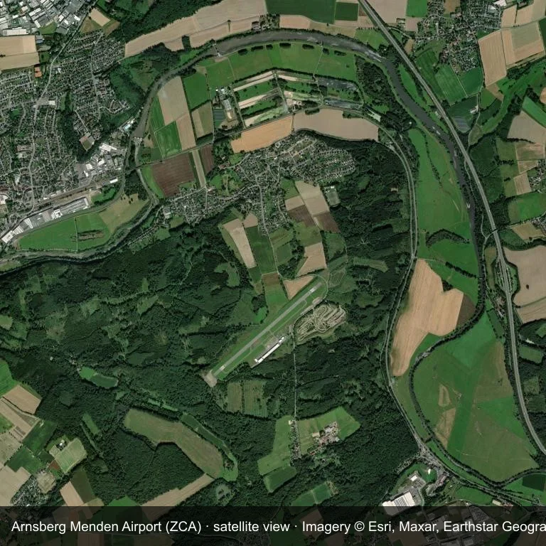 Aus dem Orbit betrachtet erscheint Arnsberg Menden Airport (ZCA) als Flugfeld in dichter grüner Vegetation und zwischen kleinen Feldern.