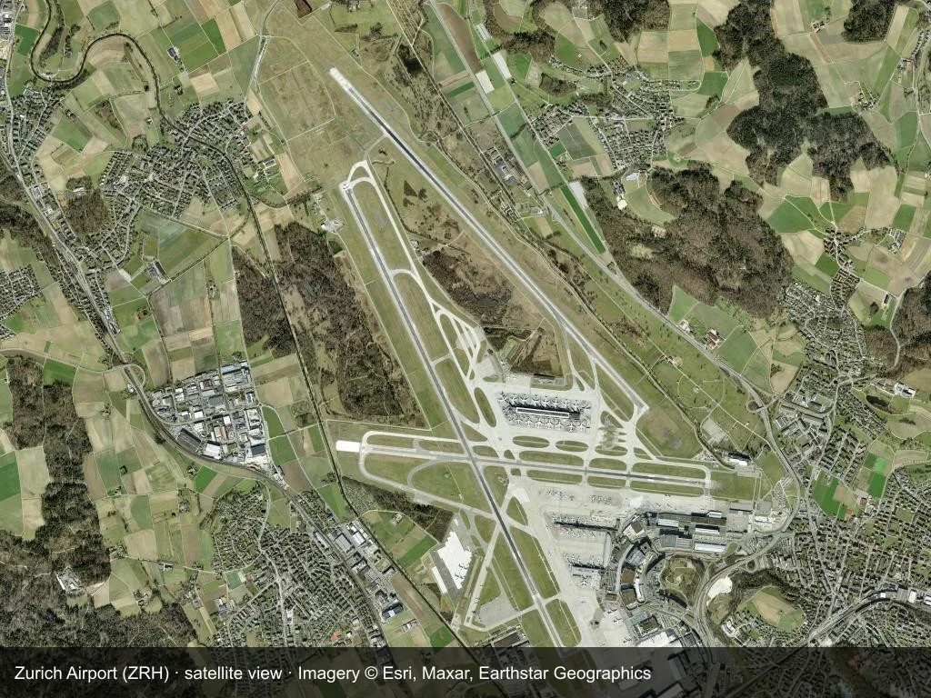 Satellitenansicht: die Terminals, die Startbahnen und die umliegende Stadt am Flughafen Zürich (ZRH).