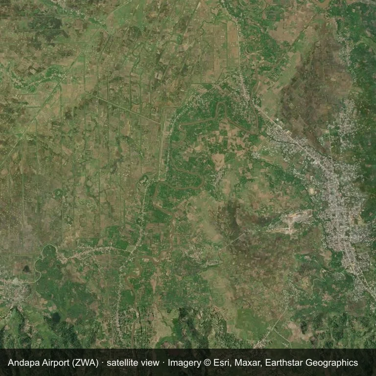 Das Flugfeld von Andapa Airport (ZWA) aus dem Orbit, eingebettet in grüne Vegetation und Ackerland.